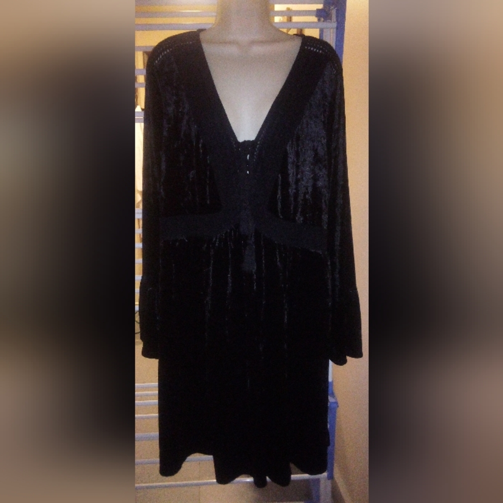 Torrid Velvety Long Top  Renaissance Style Top Low Cut Size 3 Christmas